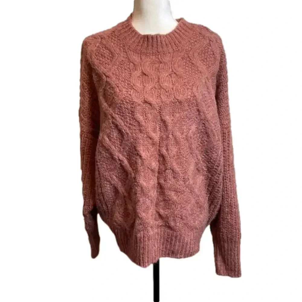 Wishlist Chunky Knit sweater. Thick, warm and cozy. 
Size:‎ M/L